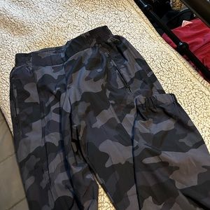 Camo water-repellent joggers